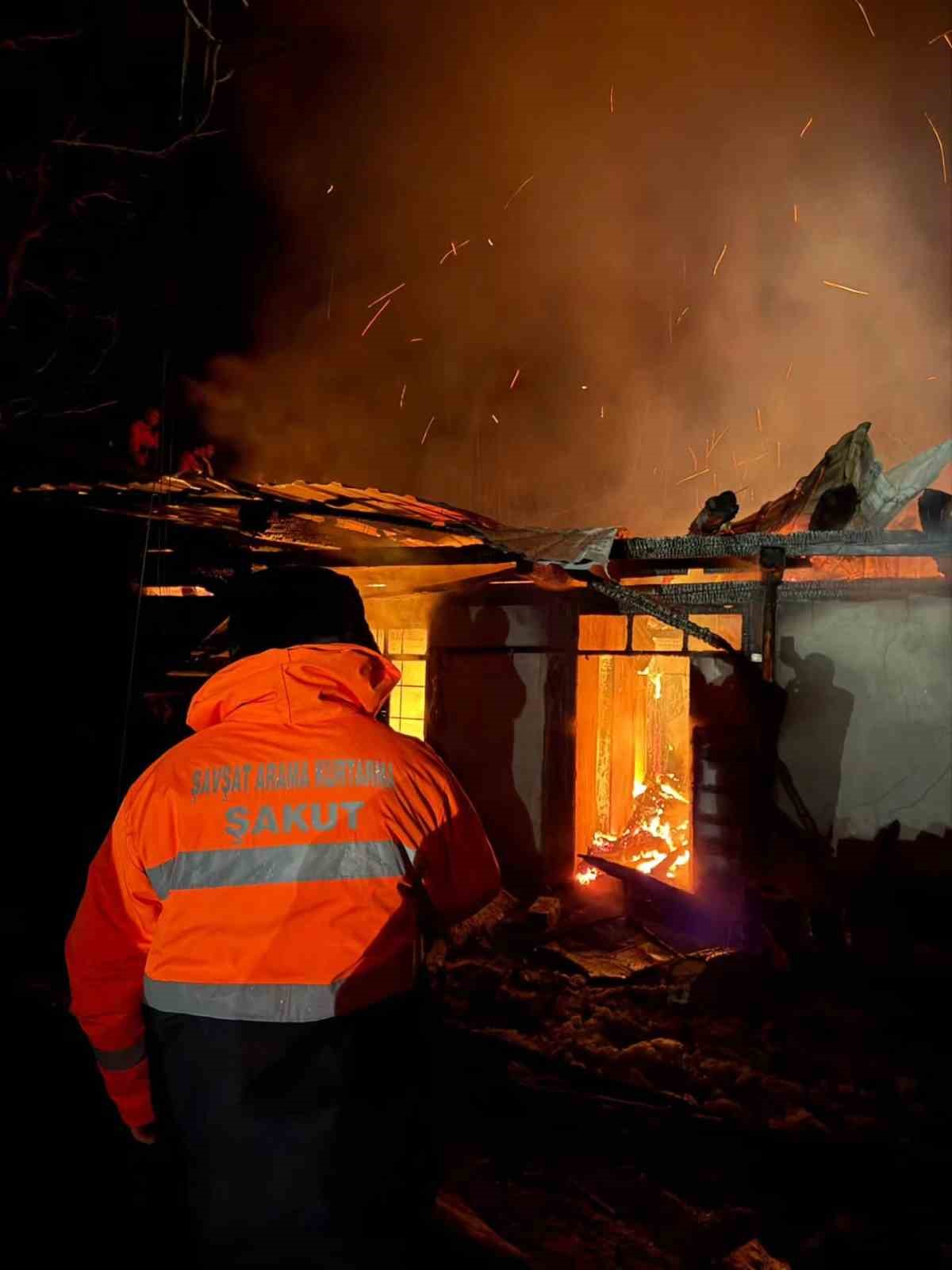Köyde çıkan yangında bir ev kullanılamaz hale geldi
