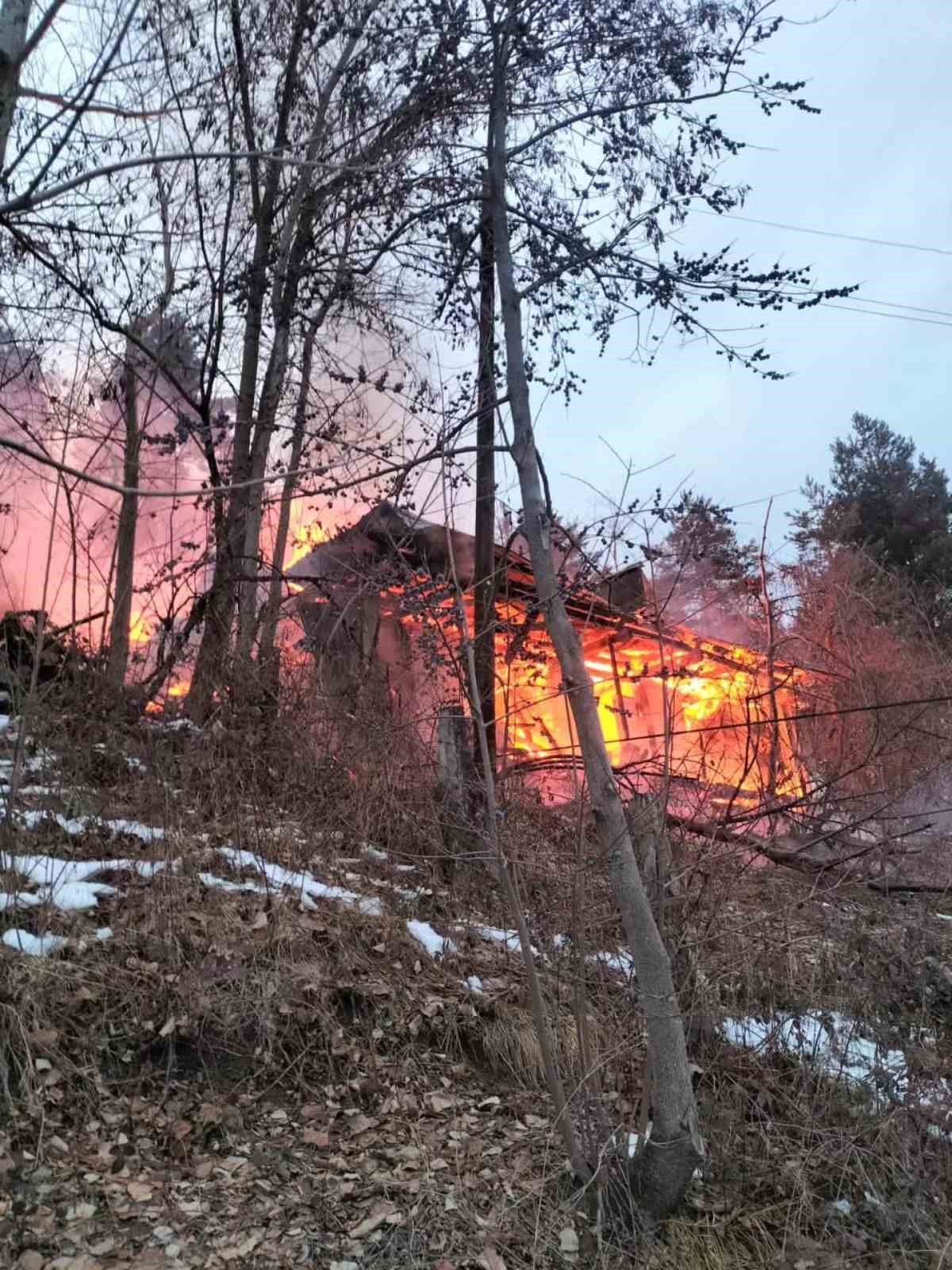 Köyde çıkan yangında bir ev kullanılamaz hale geldi
