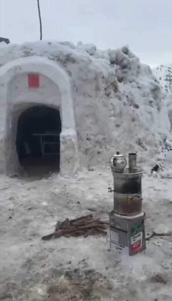 Köyde kardan çay ocağı kurdular, birlik ve beraberlik mesajı verdiler
