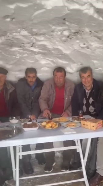 Köyde kardan çay ocağı kurdular, birlik ve beraberlik mesajı verdiler

