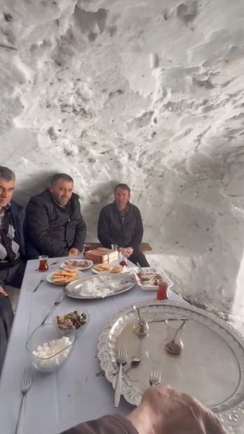 Köyde kardan çay ocağı kurdular, birlik ve beraberlik mesajı verdiler
