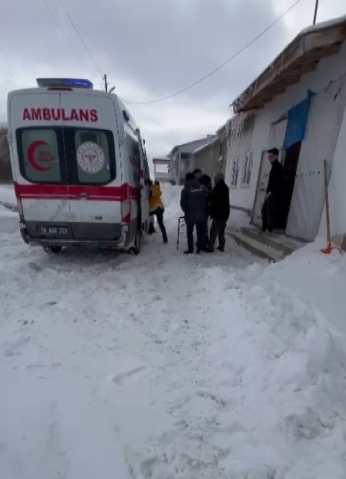 Köyde mahsur kalan hasta için ekipler seferber oldu
