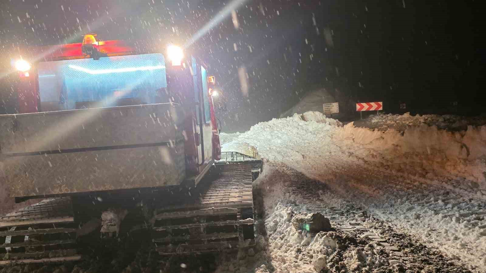 Köyde mahsur kalan tansiyon hastası, 5 saatlik mücadeleyle hastaneye ulaştırıldı

