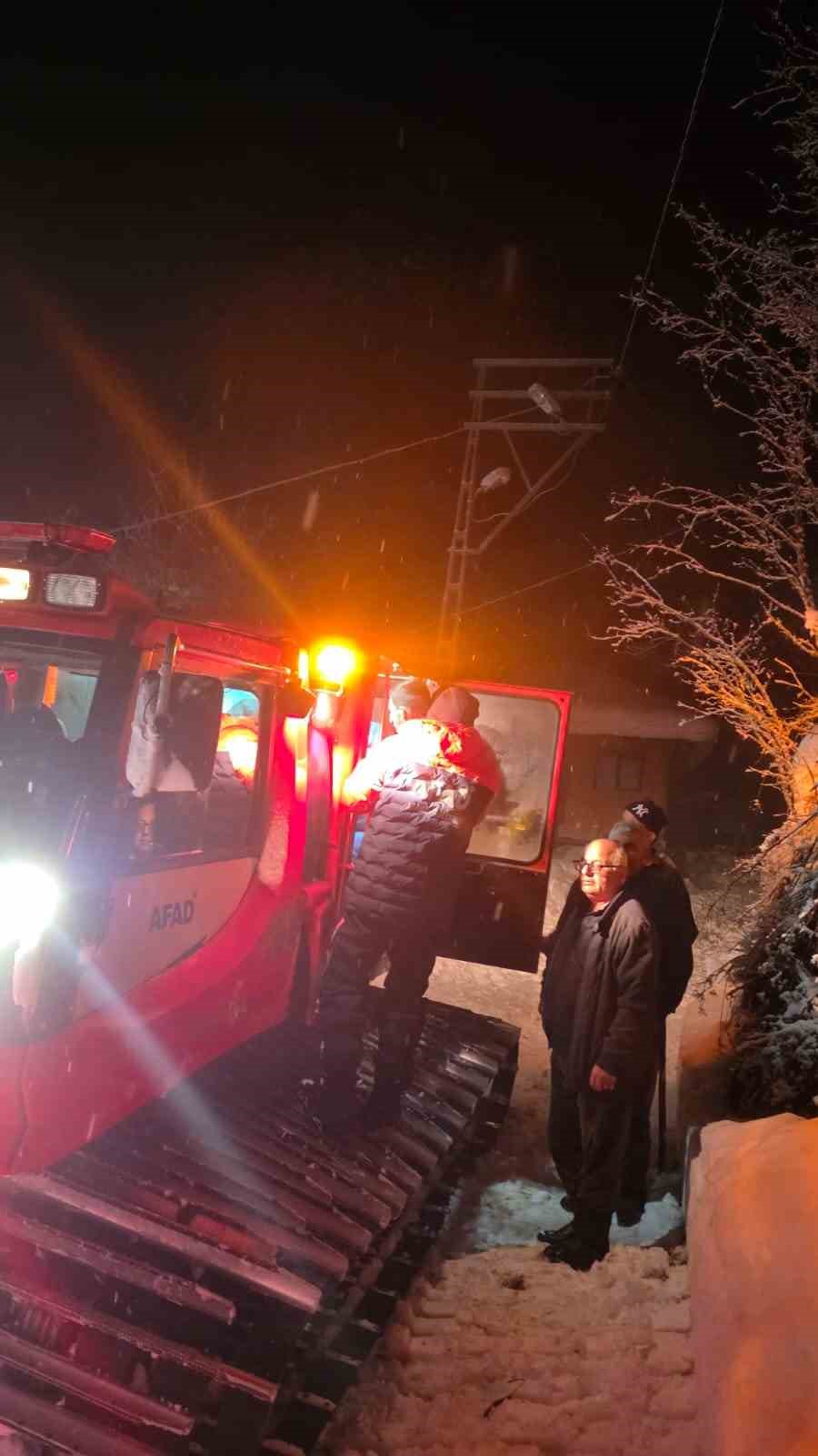 Köyde mahsur kalan tansiyon hastası, 5 saatlik mücadeleyle hastaneye ulaştırıldı
