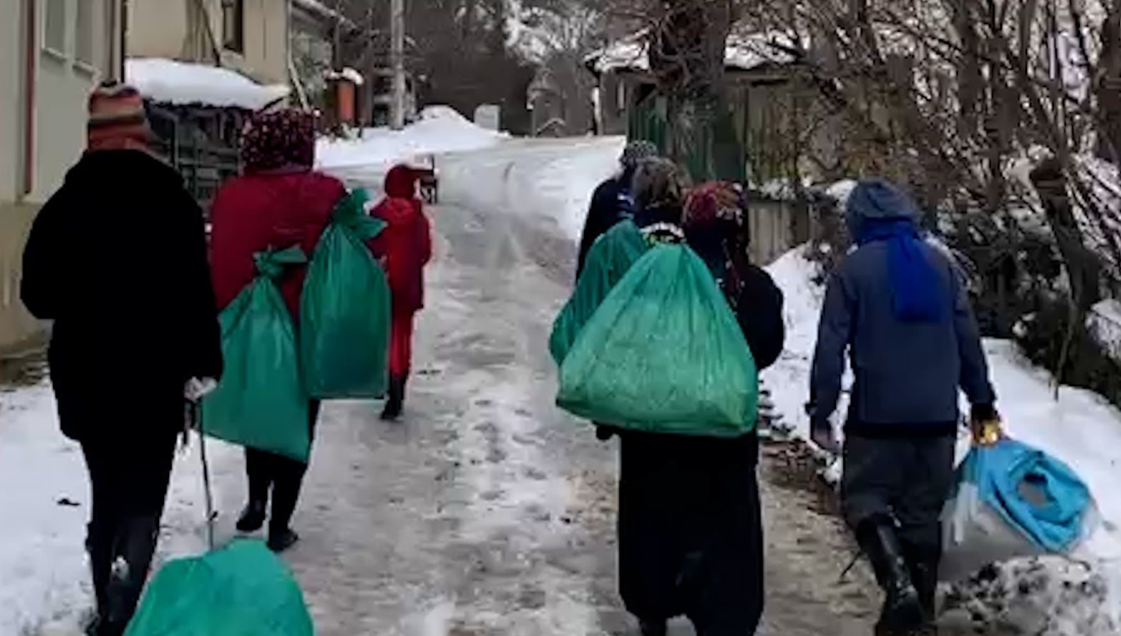 Köylerde kar eğlencesi: Çuvalın içine saman doldurup kayak yaptılar
