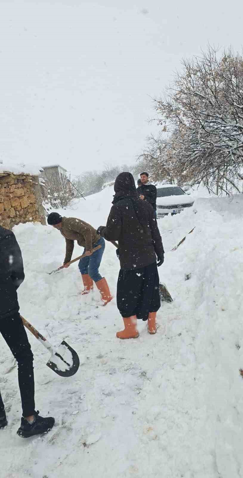 Köylüler kapanan sokaklarını elbirliğiyle açtı
