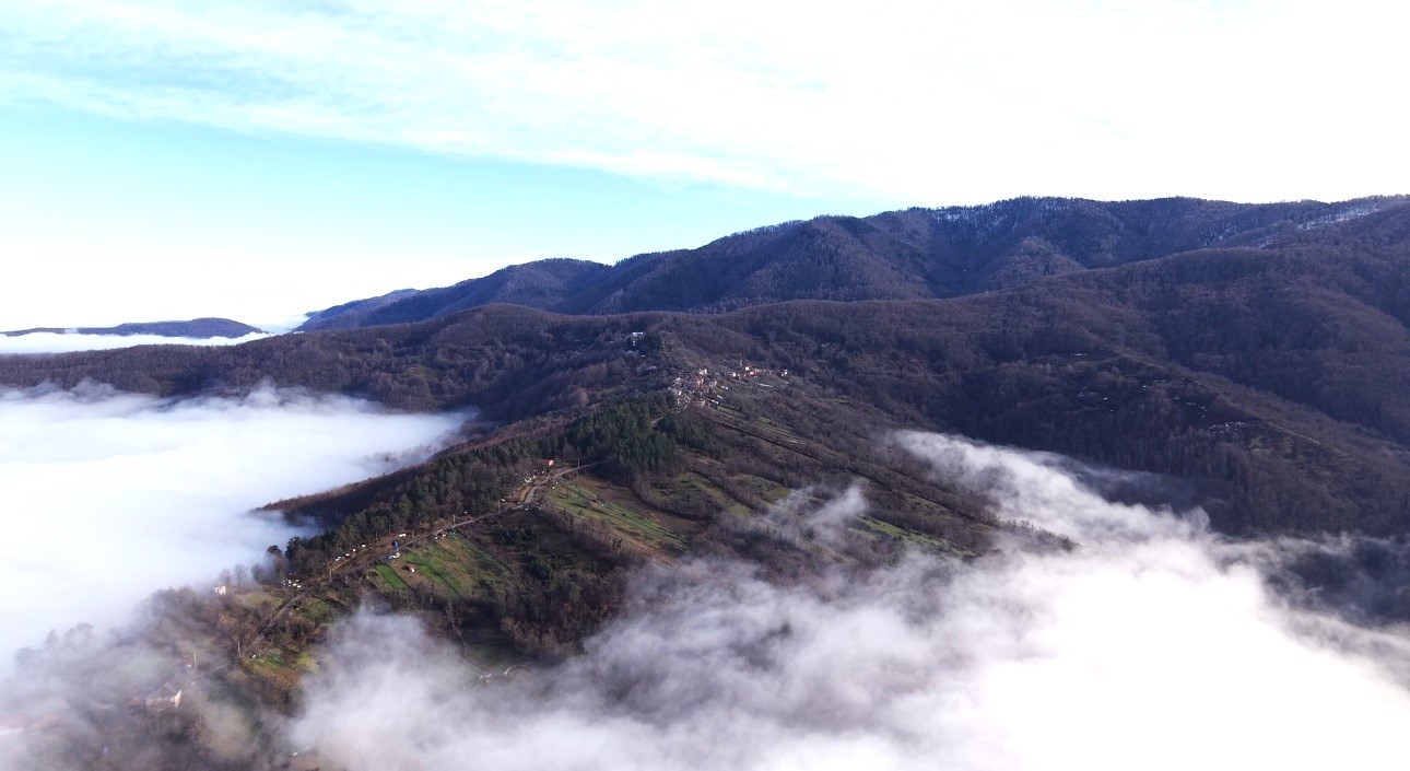 Köyü ve dağ eteklerini kaplayan sis denizi mest etti
