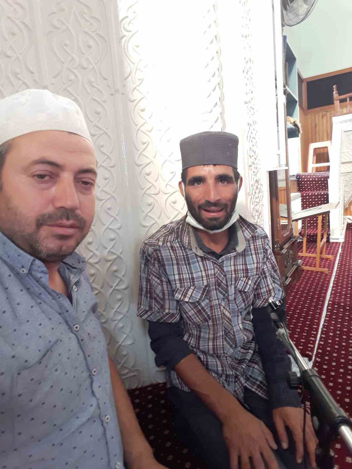 "Köyün neşesi" engelli genç herkesi gözyaşlarına boğdu: İmam ayakta durmakta güçlük çekti
