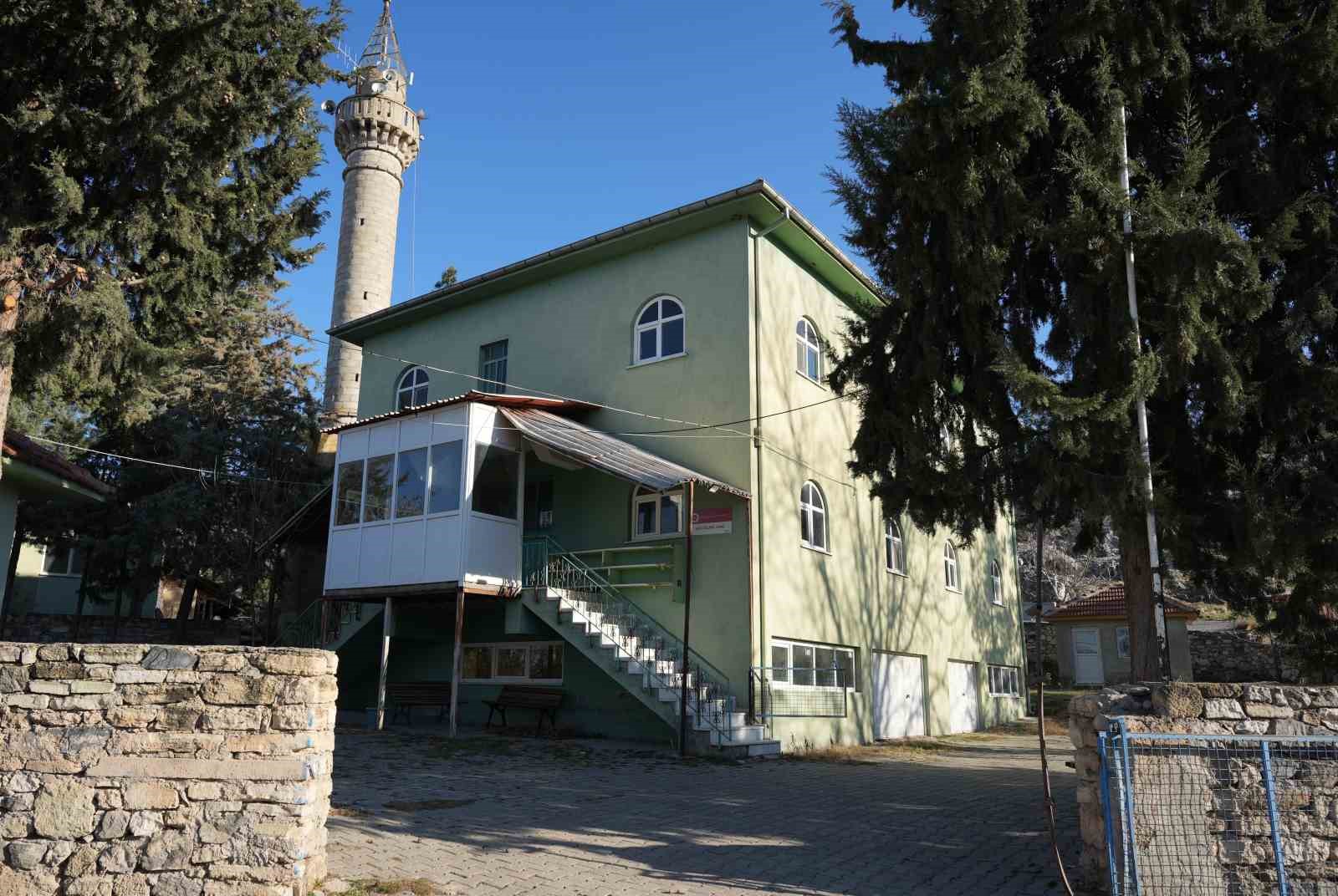 Köyün tek camisinin bir kısmı ve avlusu icradan satılığa çıkarıldı
