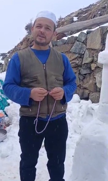 Köyüne kardan cami yaptı
