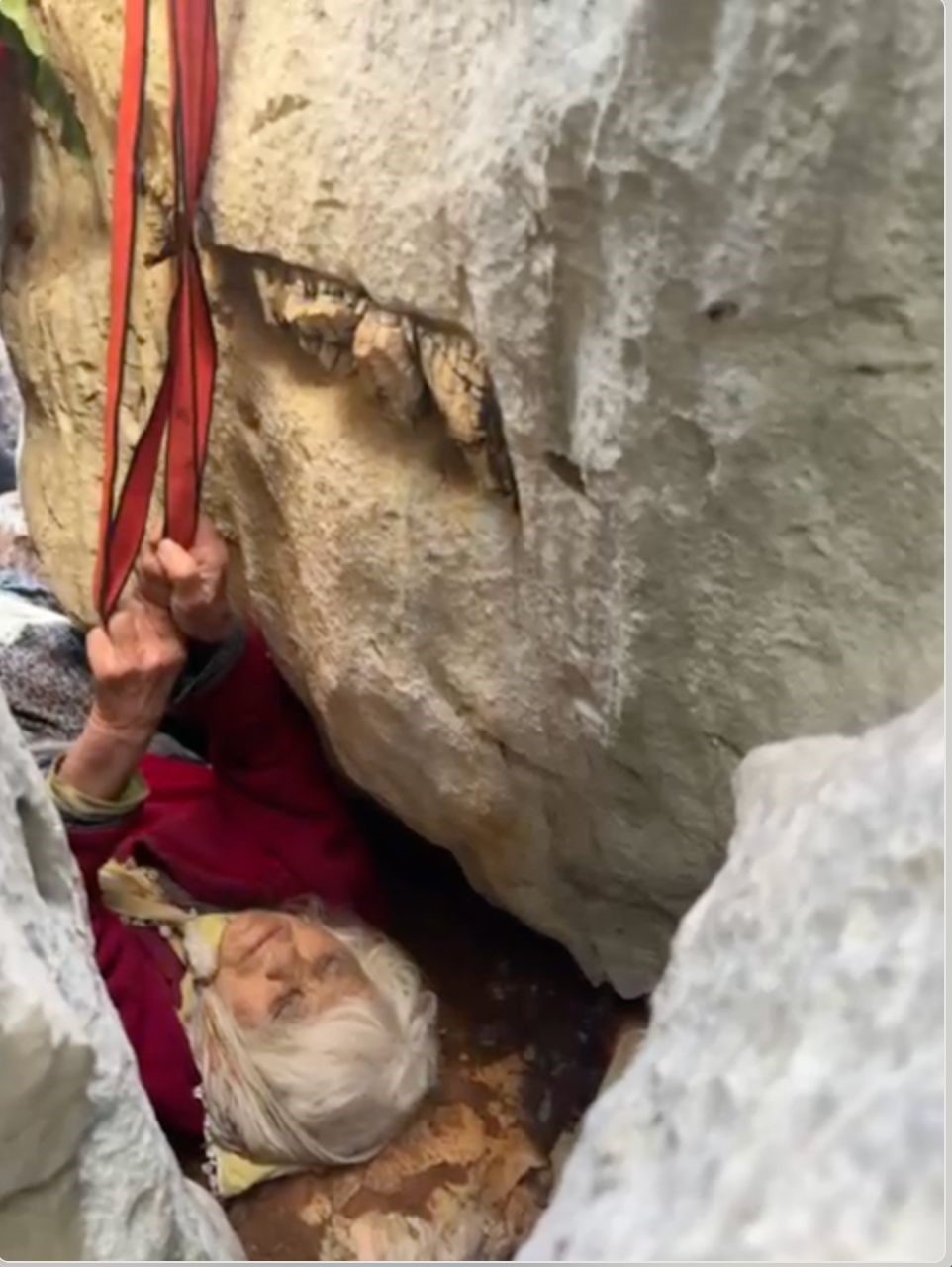 Koyunlarını otlatan yaşlı kadın düştüğü kayalıkların arasında 1 gün sonra bulundu
