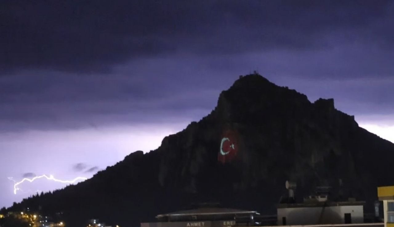 Kozan Kalesi’nde şimşekler görsel şölen oluşturdu
