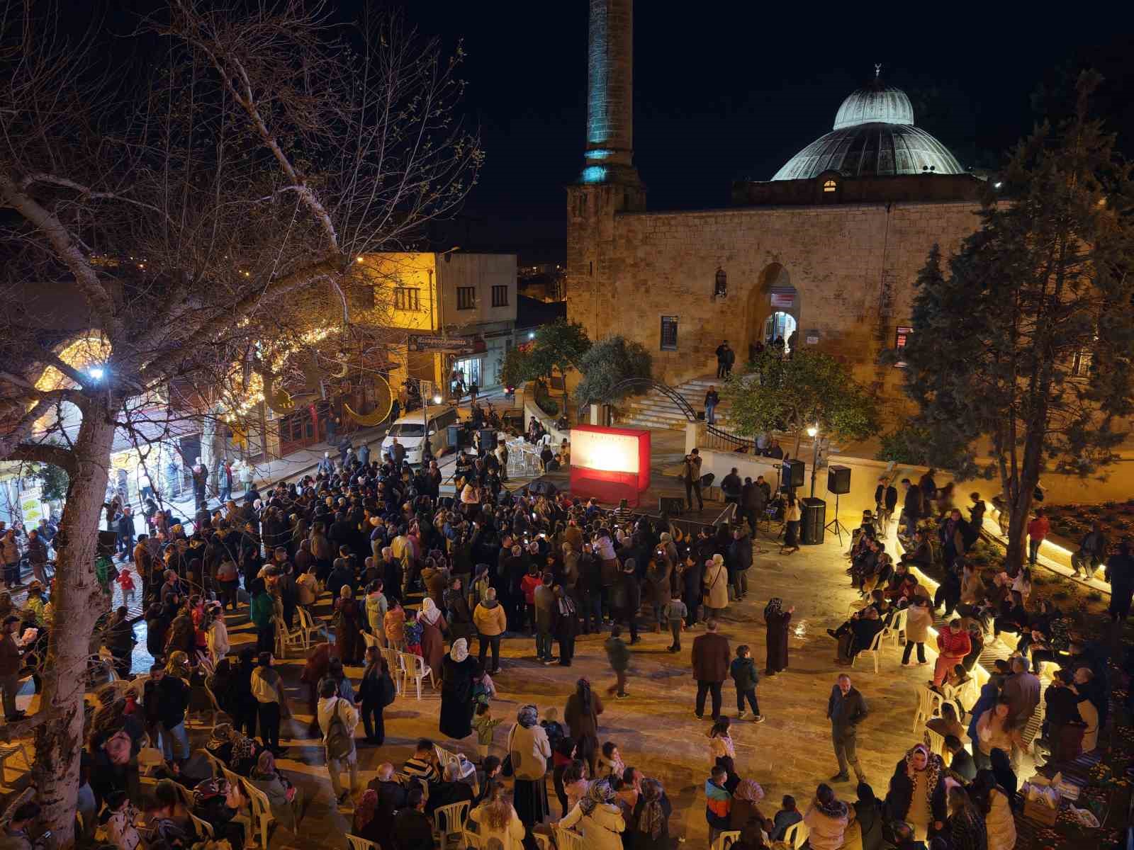 Kozan Kalesi’nden atılan topla tarihi çarşıda Ramazan coşkusu yaşandı
