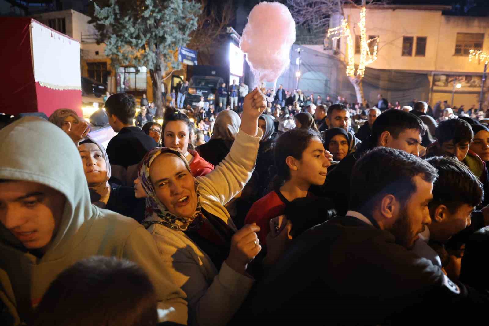 Kozan Kalesi’nden atılan topla tarihi çarşıda Ramazan coşkusu yaşandı

