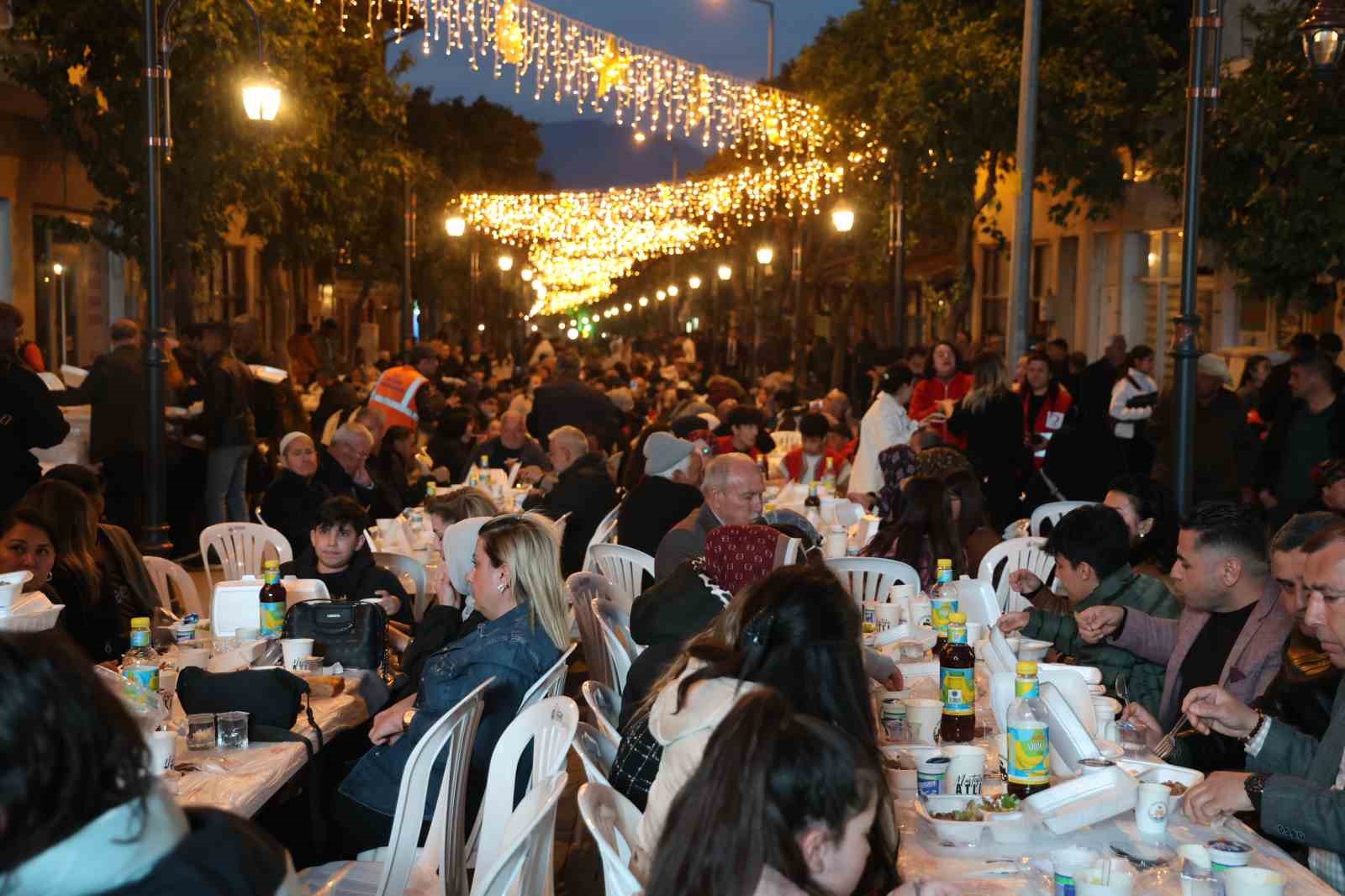 Kozan Kalesi’nden atılan topla tarihi çarşıda Ramazan coşkusu yaşandı
