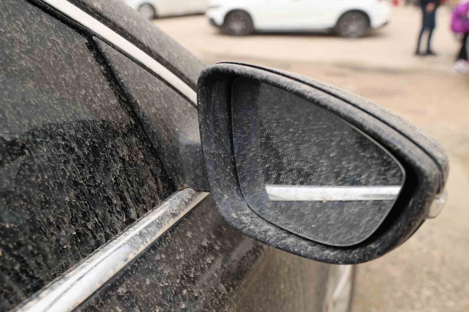 Kozan’da çöl tozu etkili oldu, sağanakla birlikte çamur yağdı
