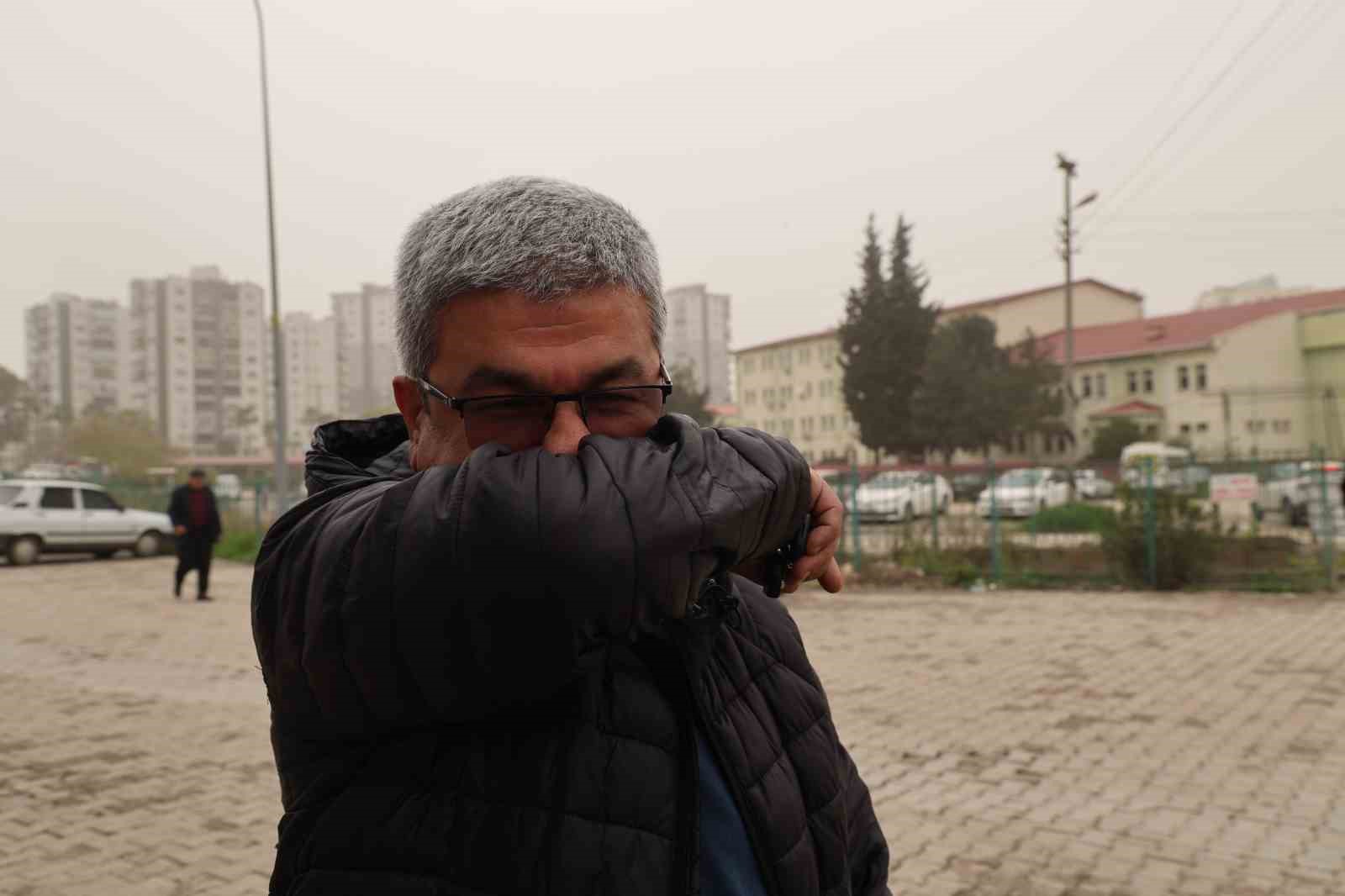 Kozan’da çöl tozu etkili oldu, sağanakla birlikte çamur yağdı
