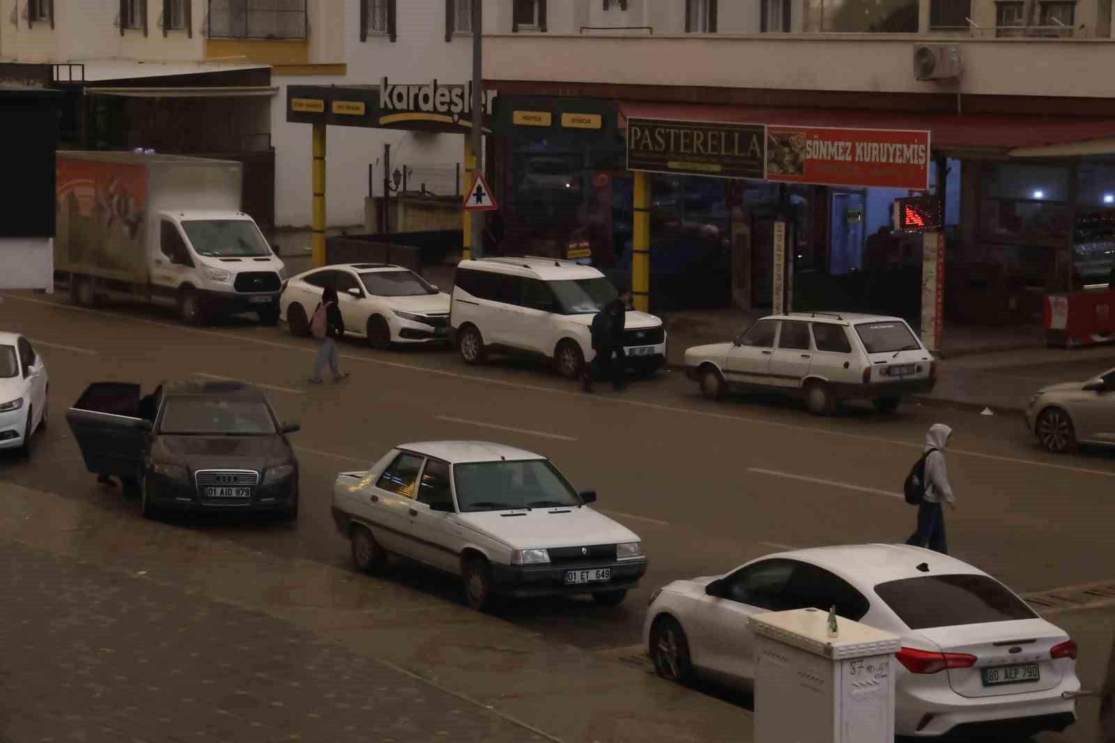 Kozan’da çöl tozu etkili oldu, sağanakla birlikte çamur yağdı
