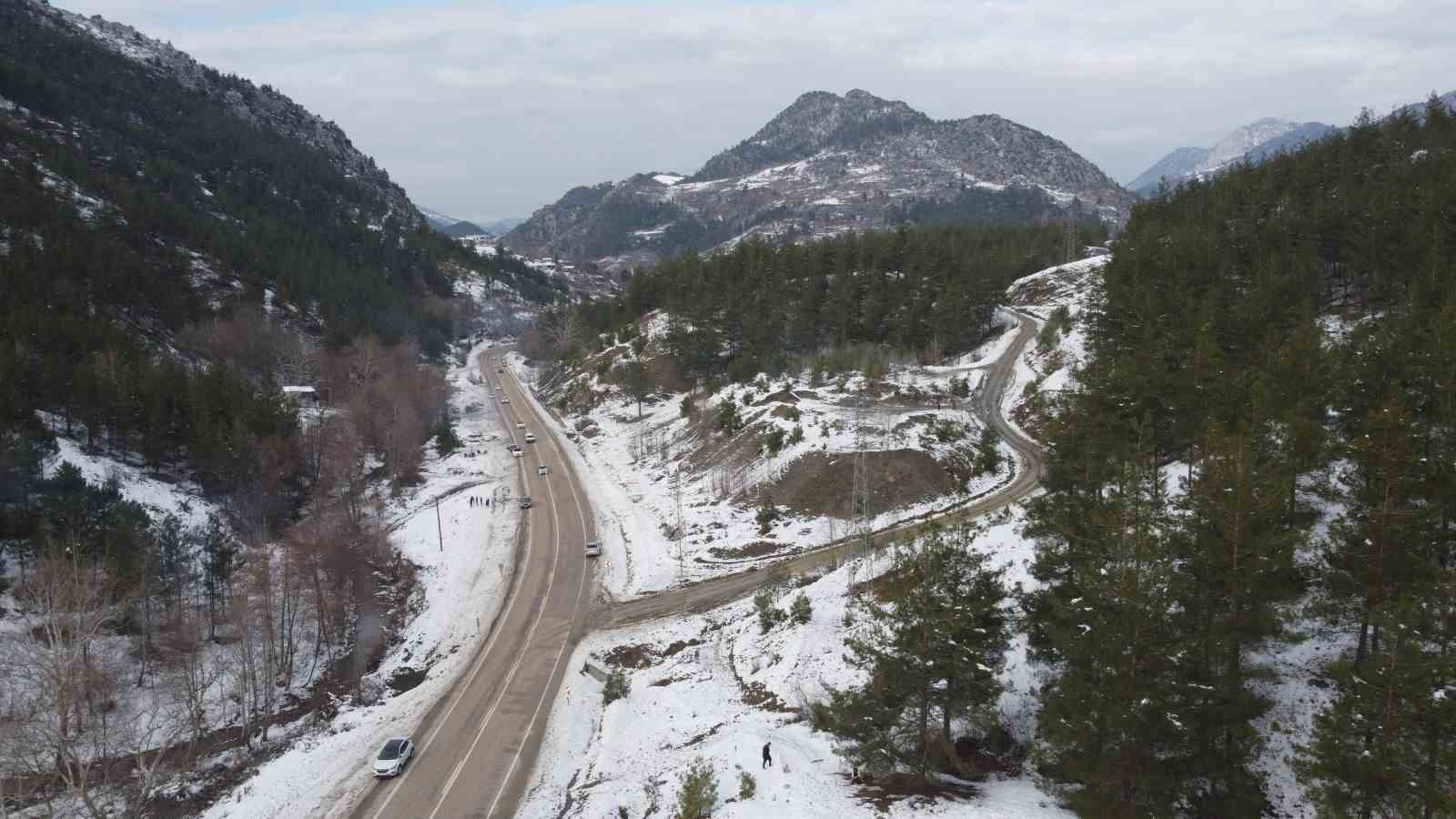 Kozan’da kar keyfi: Kardan adama sucuk ekmek ve şalgam ikram ettiler
