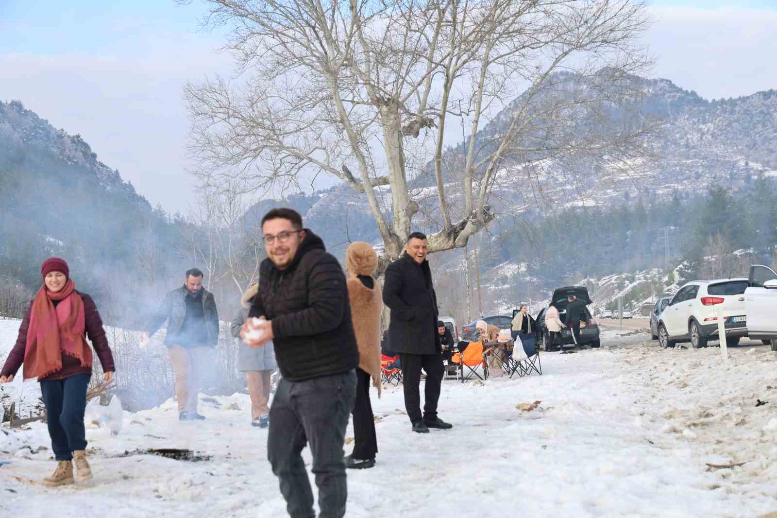 Kozan’da kar keyfi: Kardan adama sucuk ekmek ve şalgam ikram ettiler
