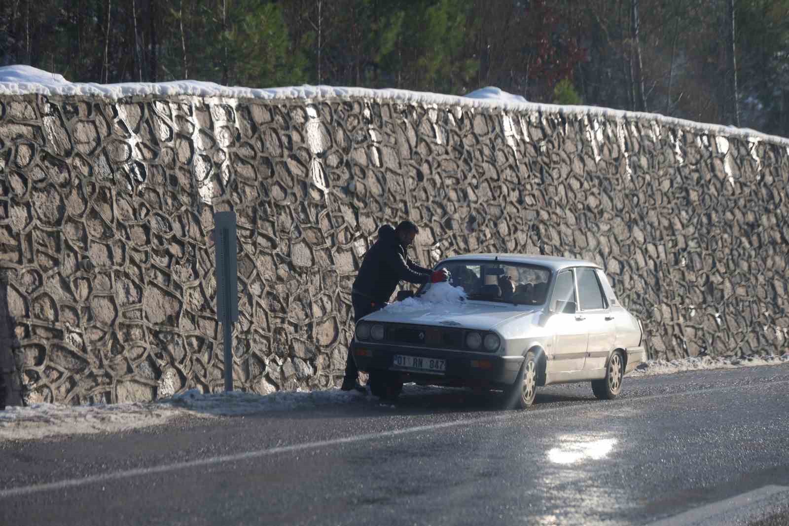 Kozan’da kar keyfi: Kardan adama sucuk ekmek ve şalgam ikram ettiler
