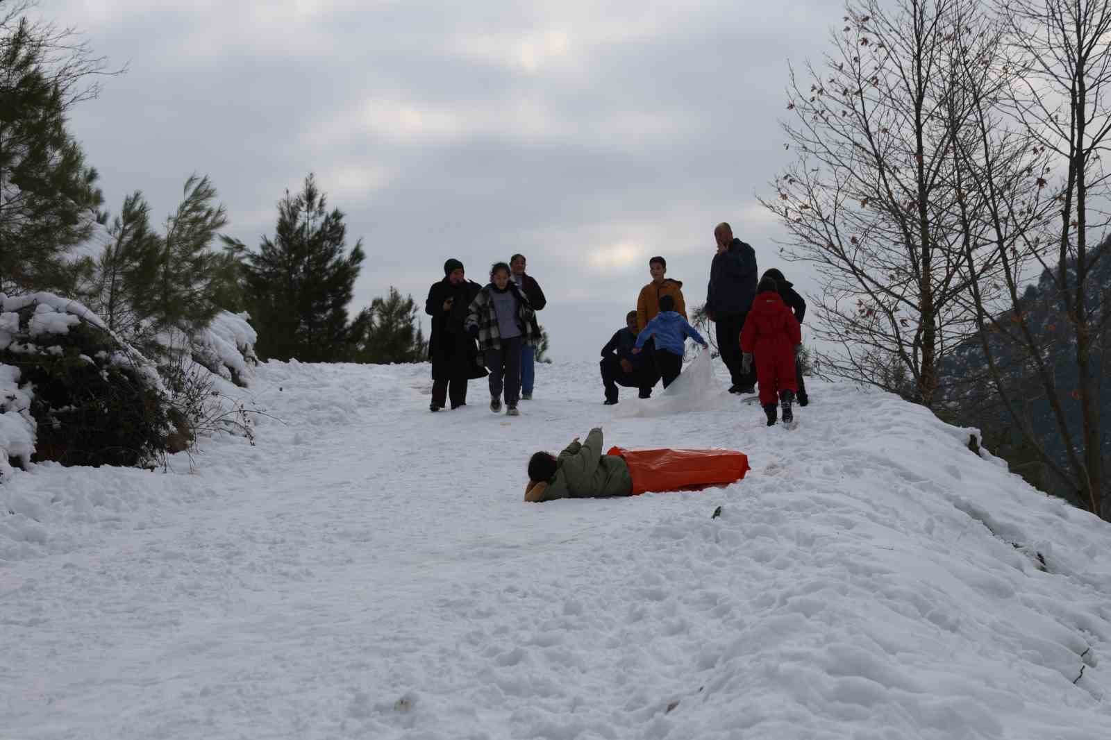 Kozan’da kar keyfi: Kardan adama sucuk ekmek ve şalgam ikram ettiler
