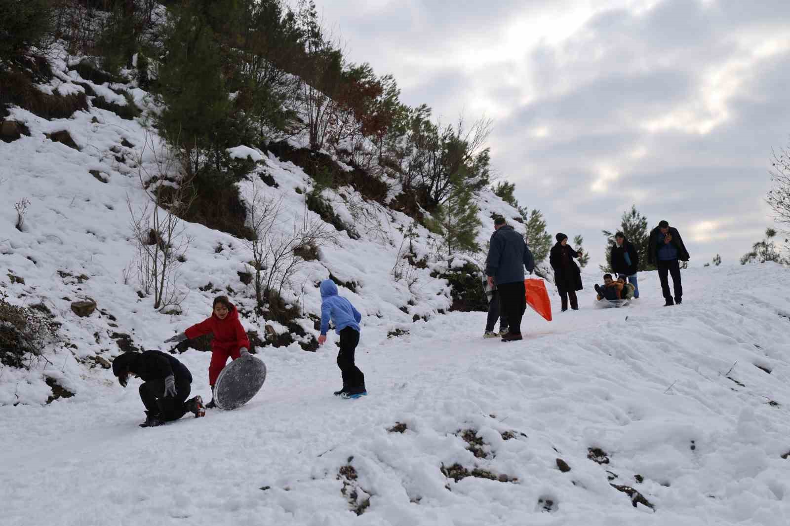 Kozan’da kar keyfi: Kardan adama sucuk ekmek ve şalgam ikram ettiler
