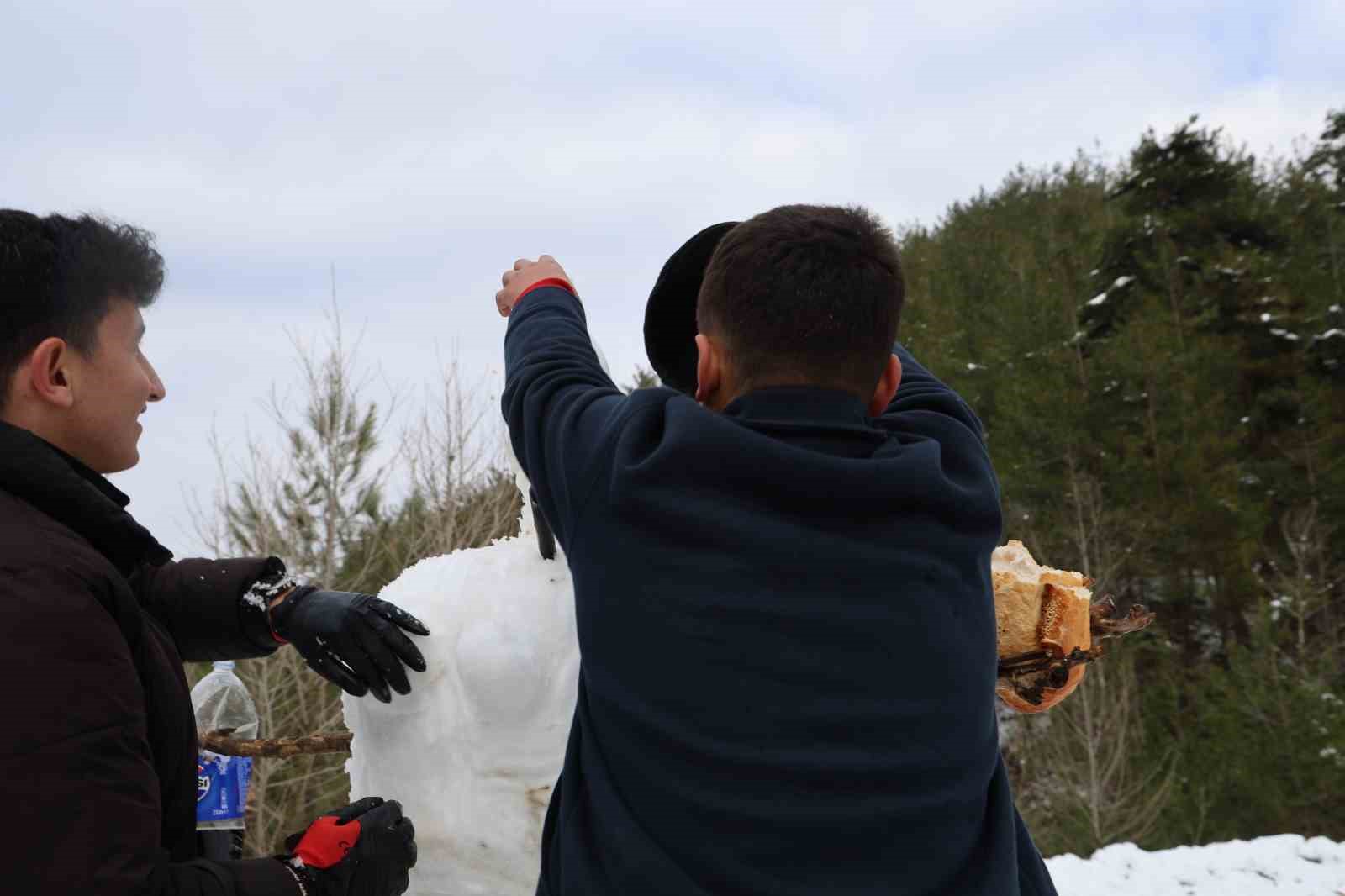 Kozan’da kar keyfi: Kardan adama sucuk ekmek ve şalgam ikram ettiler
