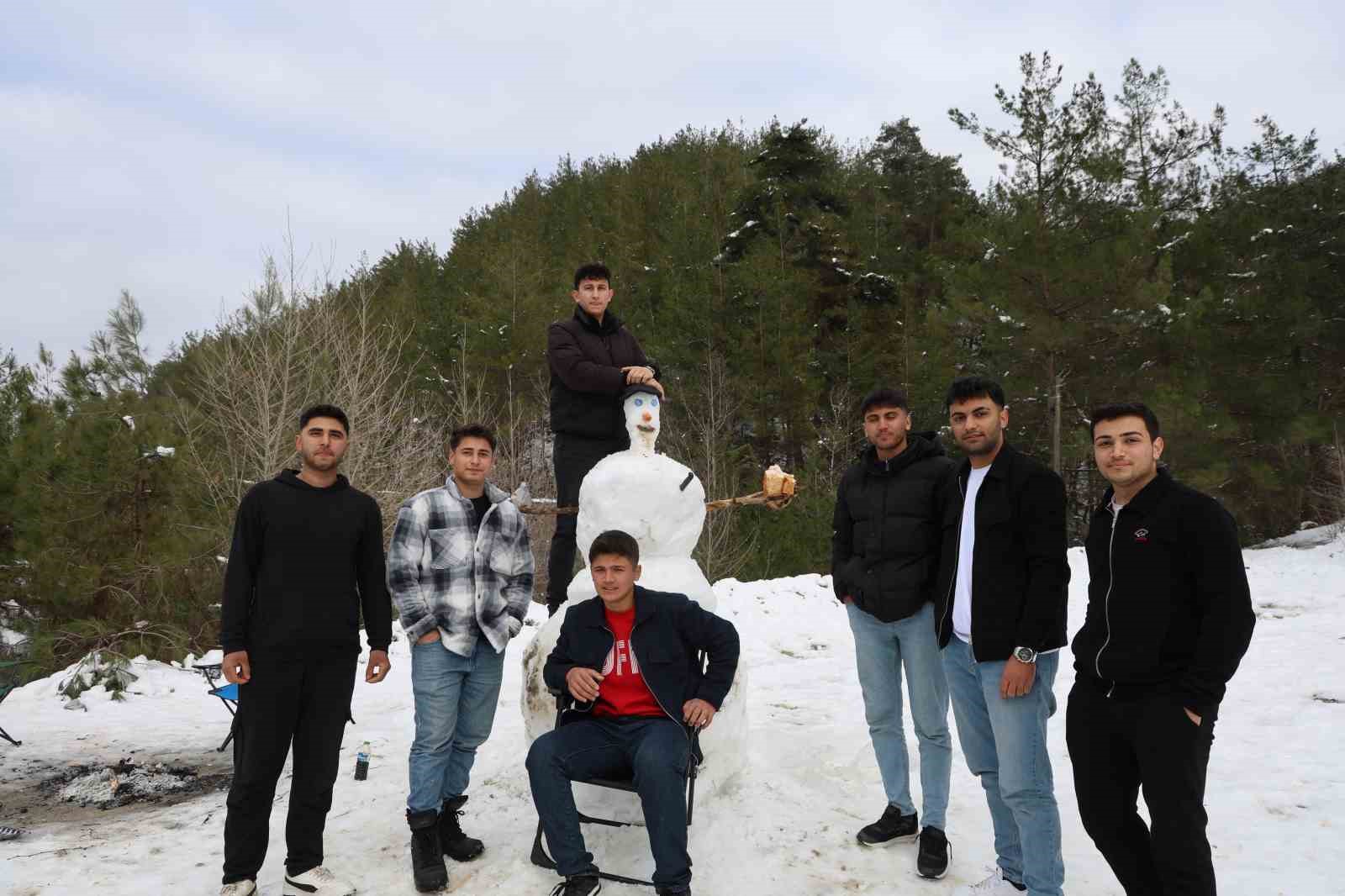 Kozan’da kar keyfi: Kardan adama sucuk ekmek ve şalgam ikram ettiler
