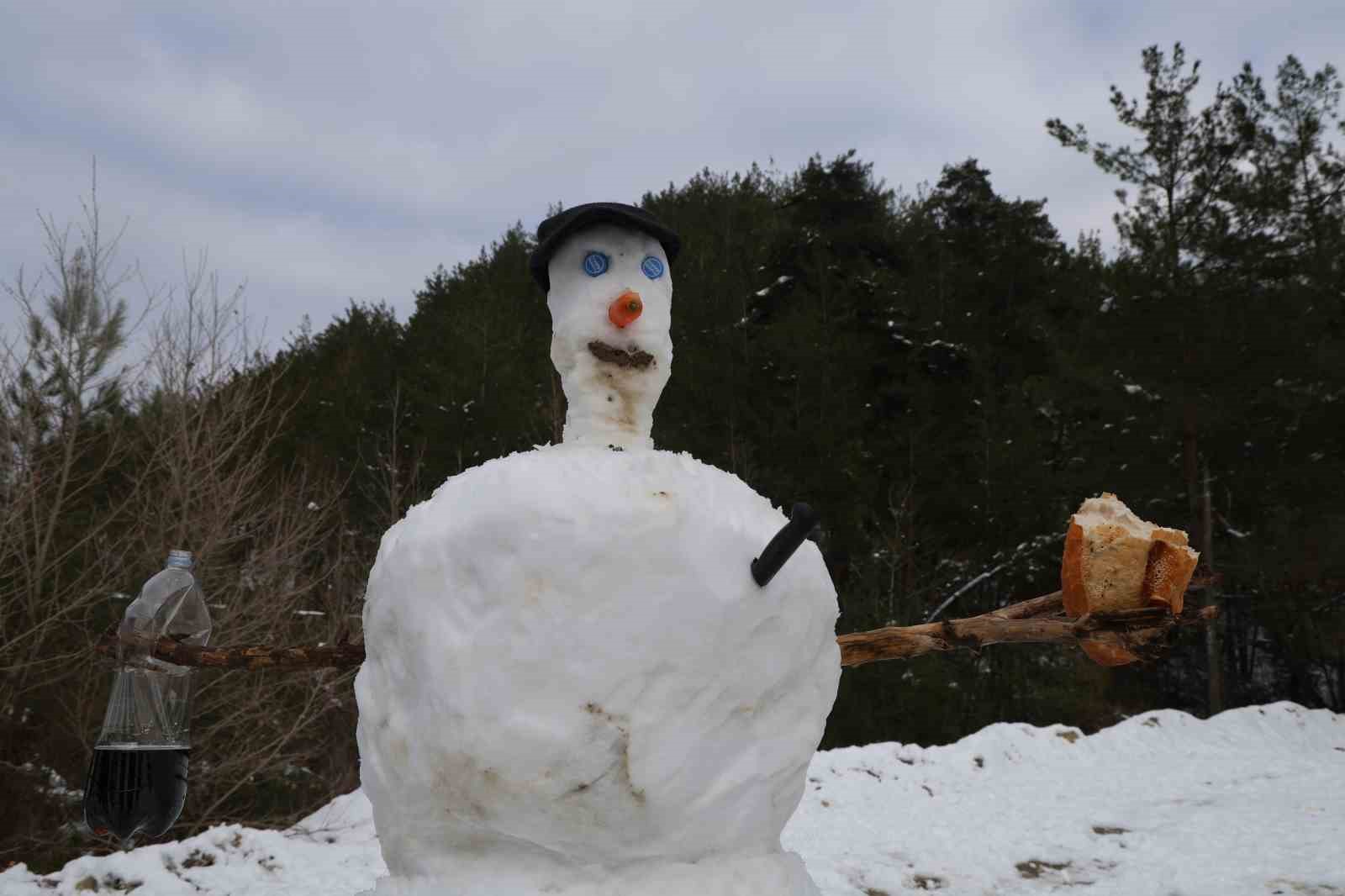 Kozan’da kar keyfi: Kardan adama sucuk ekmek ve şalgam ikram ettiler
