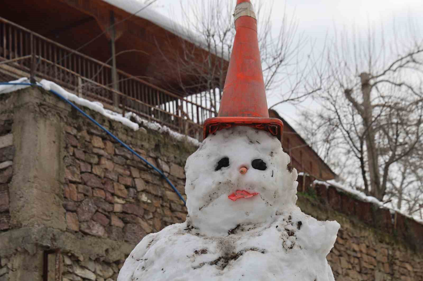Kozan’da kar keyfi: Kardan adama sucuk ekmek ve şalgam ikram ettiler
