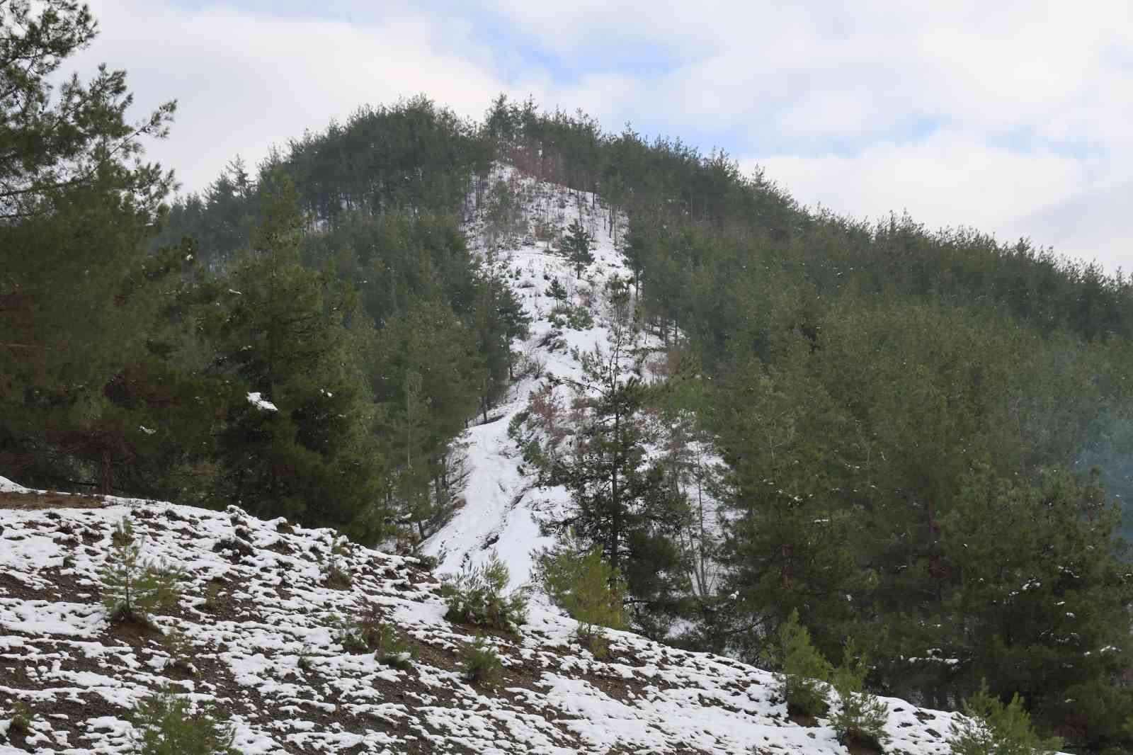 Kozan’da kar keyfi: Kardan adama sucuk ekmek ve şalgam ikram ettiler

