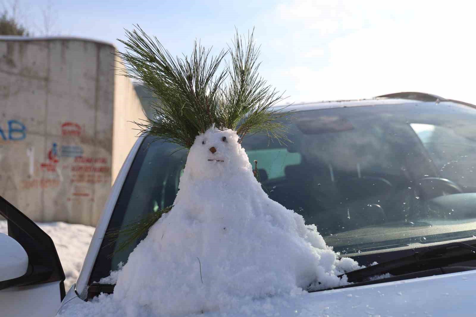 Kozan’da kar keyfi: Kardan adama sucuk ekmek ve şalgam ikram ettiler
