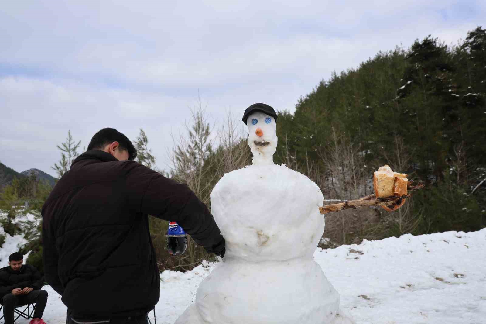 Kozan’da kar keyfi: Kardan adama sucuk ekmek ve şalgam ikram ettiler
