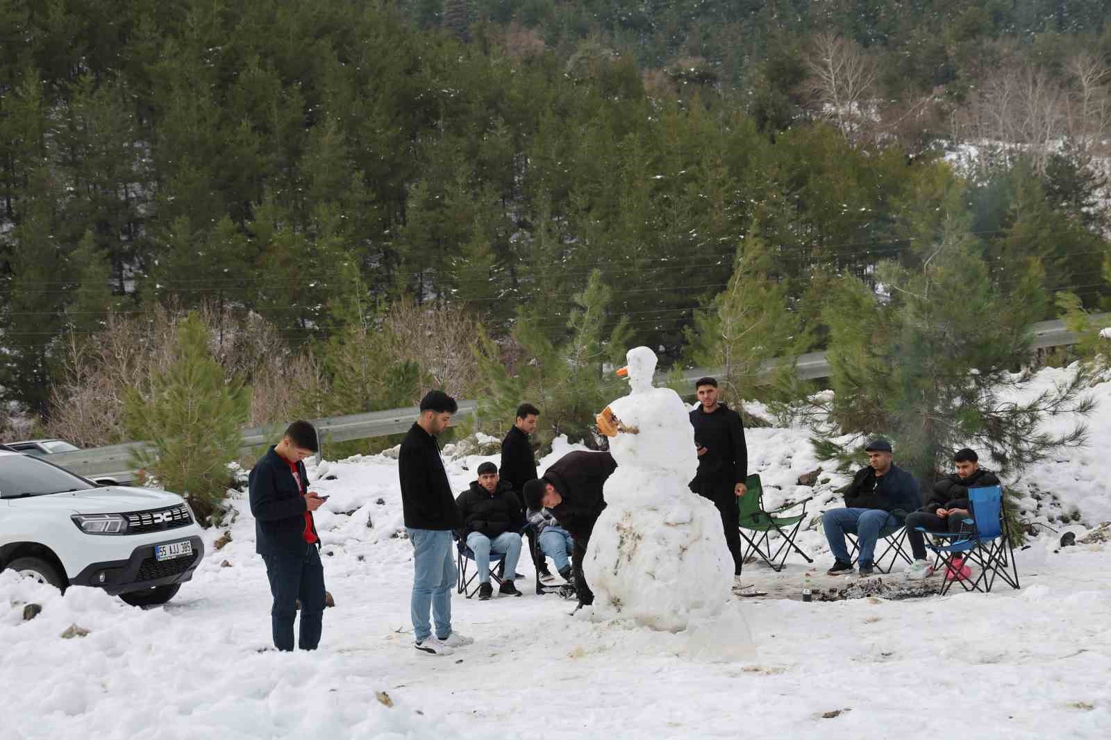 Kozan’da kar keyfi: Kardan adama sucuk ekmek ve şalgam ikram ettiler
