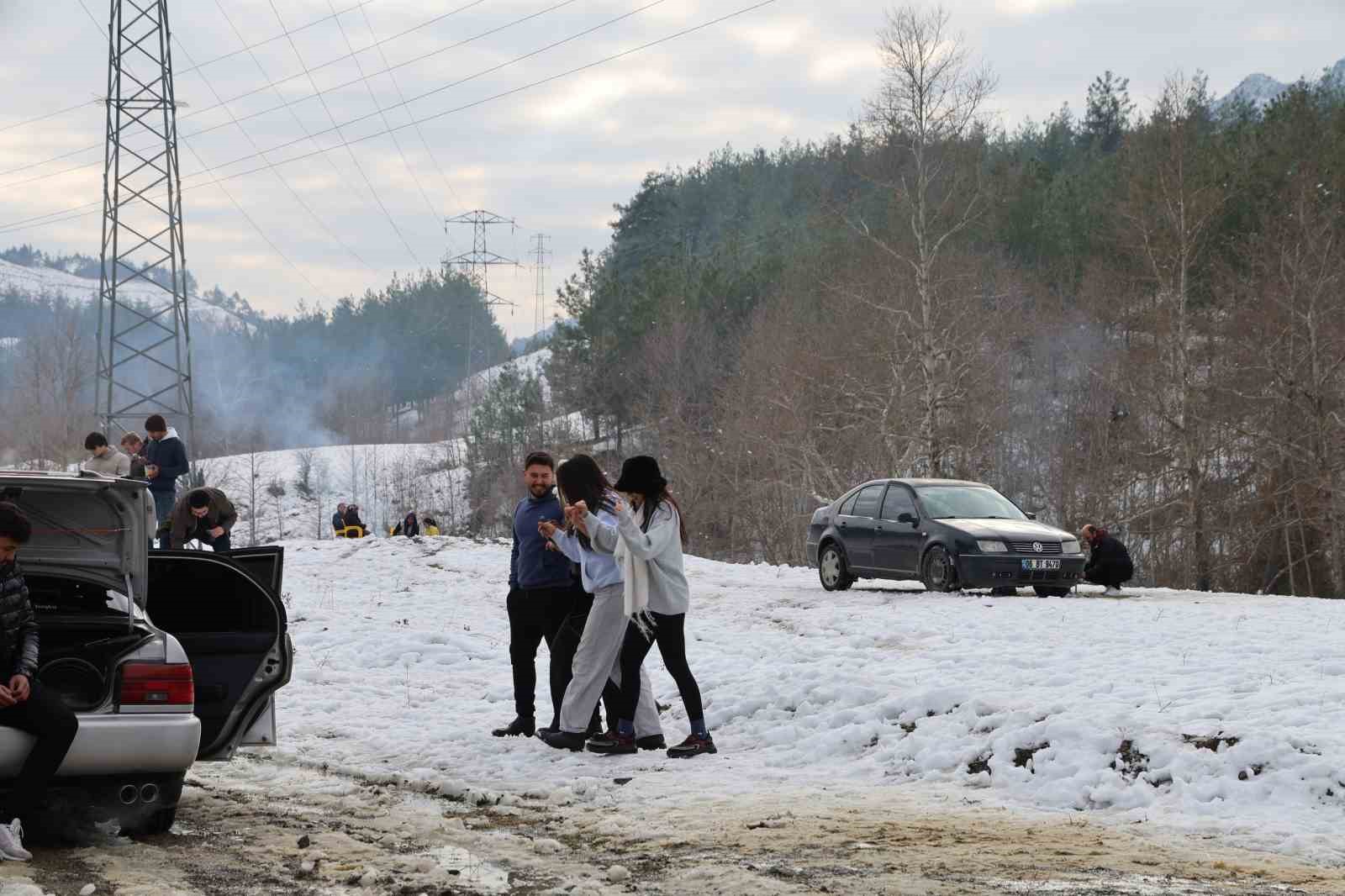 Kozan’da kar keyfi: Kardan adama sucuk ekmek ve şalgam ikram ettiler
