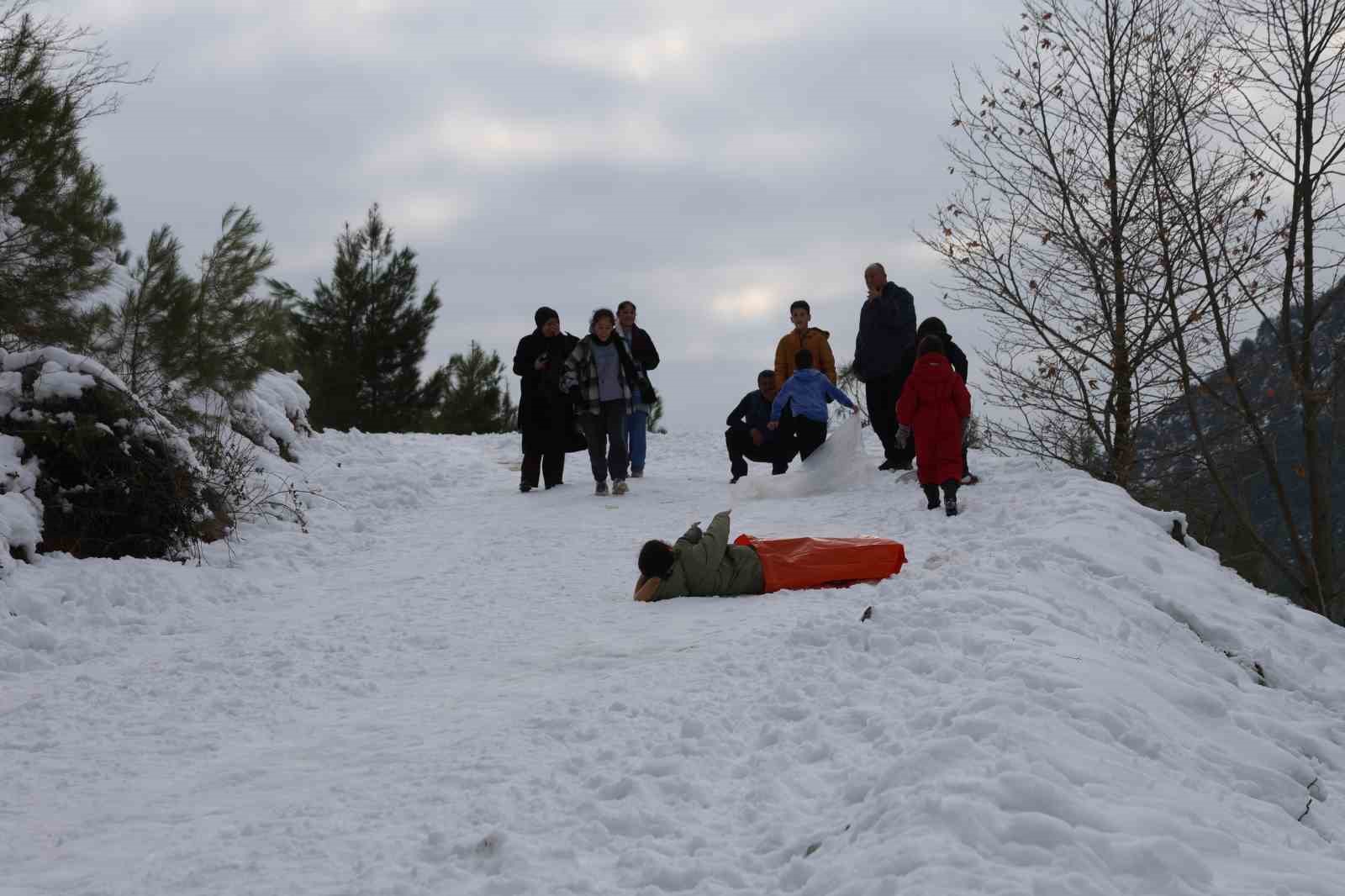 Kozan’da kar keyfi: Kardan adama sucuk ekmek ve şalgam ikram ettiler
