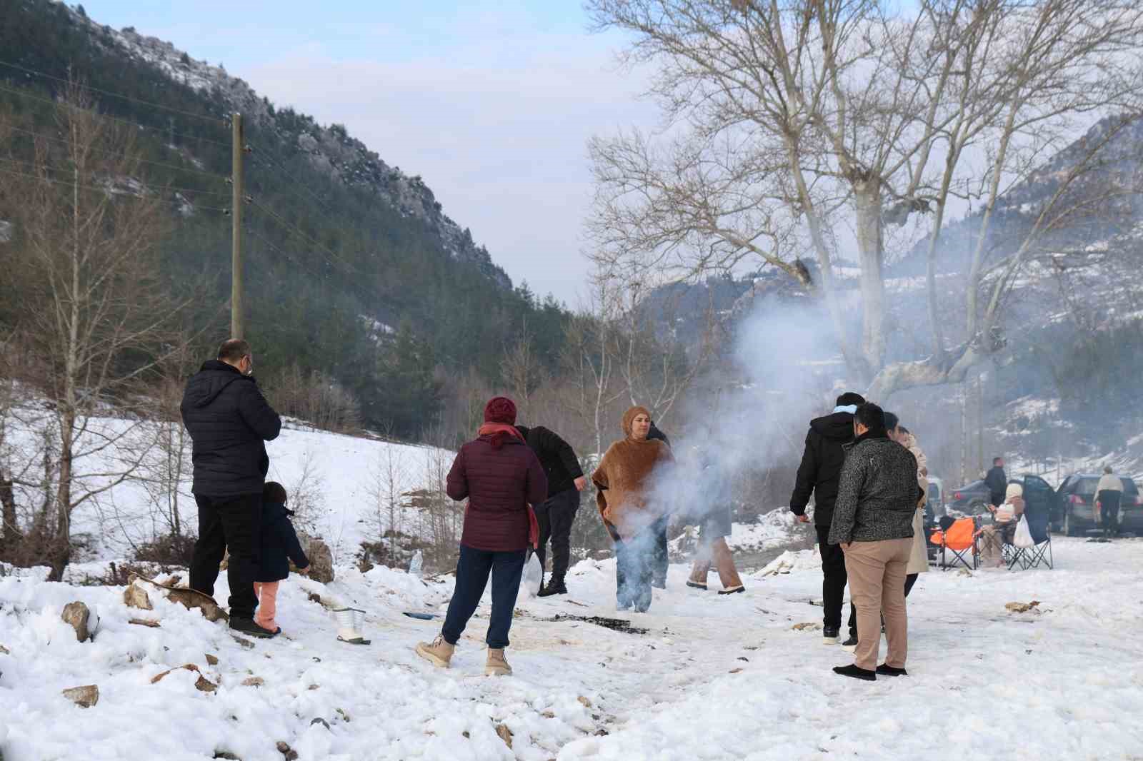 Kozan’da kar keyfi: Kardan adama sucuk ekmek ve şalgam ikram ettiler
