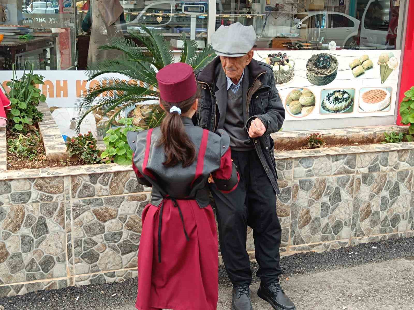 Kozan’da öğrenciler ilahiler söyleyerek sokaklarda yürüdüler
