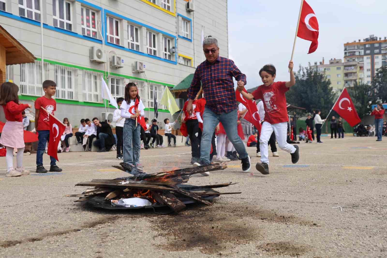 Kozan’da öğrenciler Nevruz’u coşkuyla kutladı
