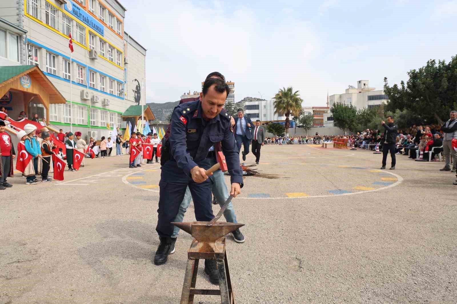 Kozan’da öğrenciler Nevruz’u coşkuyla kutladı
