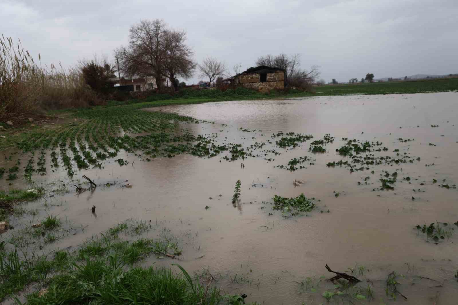 Kozan’da sağanak taşkınlara yol açtı
