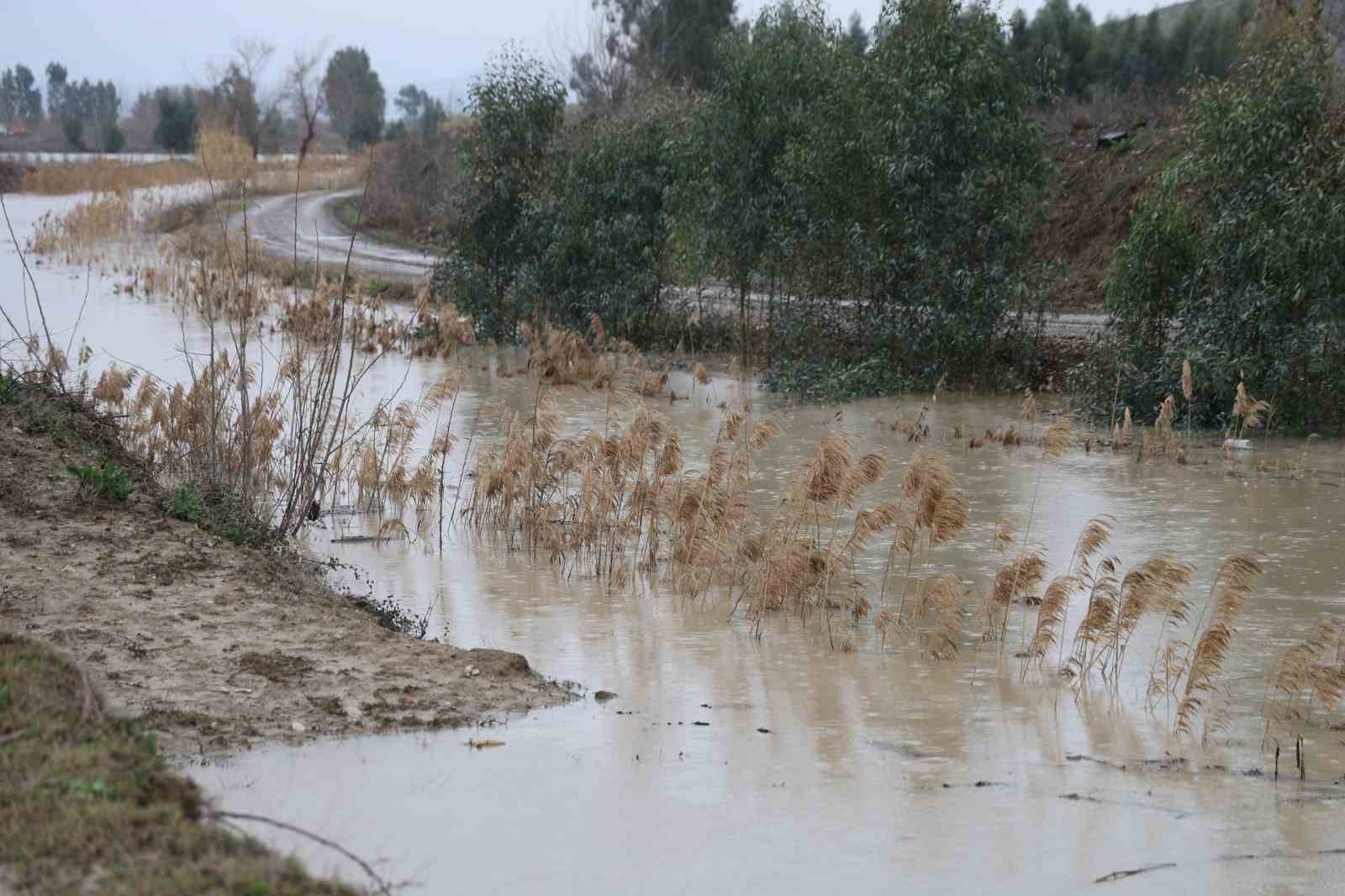 Kozan’da sağanak taşkınlara yol açtı
