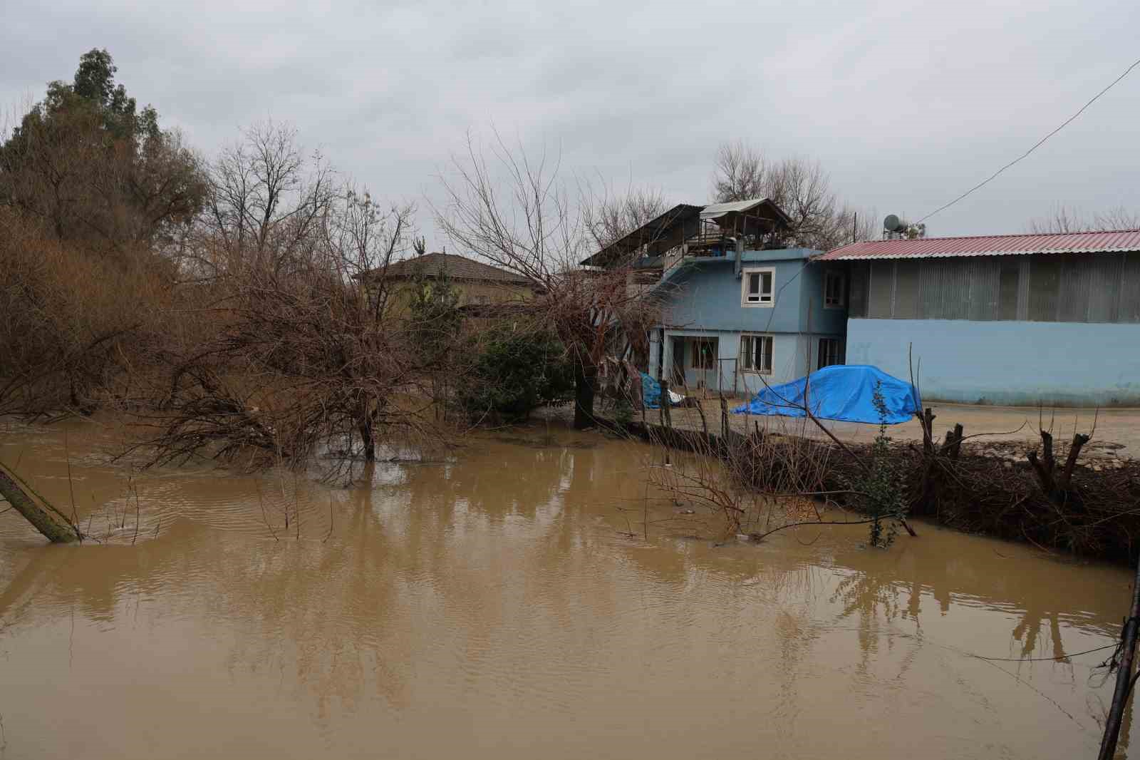 Kozan’da sağanak taşkınlara yol açtı
