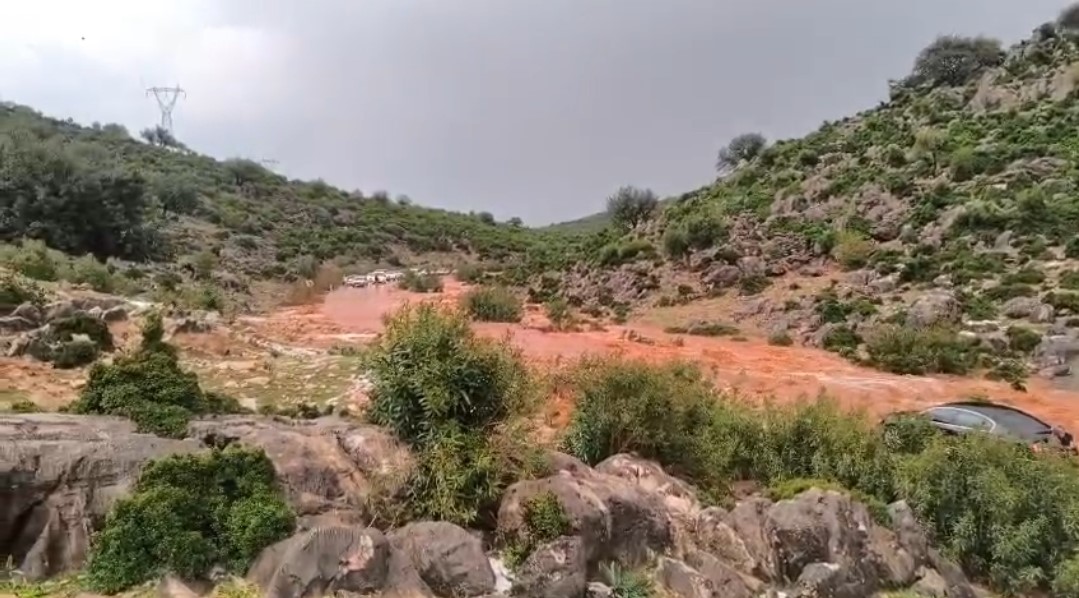 Kozan’da sağanak ve dolu hayatı felç etti: Yollar kapandı, araçlar mahsur kaldı
