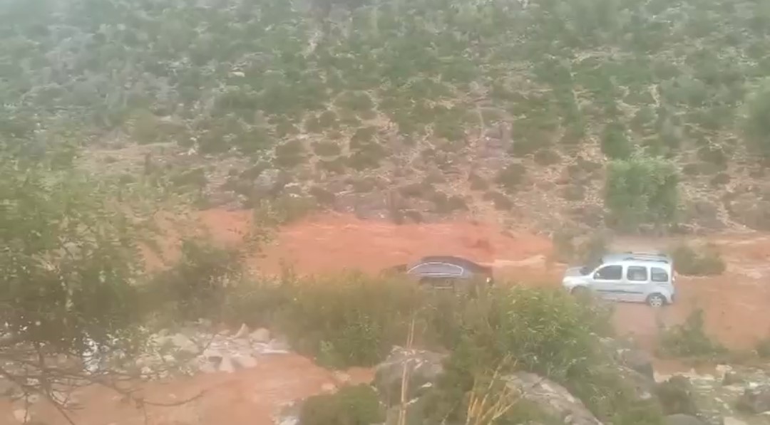 Kozan’da sağanak ve dolu hayatı felç etti: Yollar kapandı, araçlar mahsur kaldı
