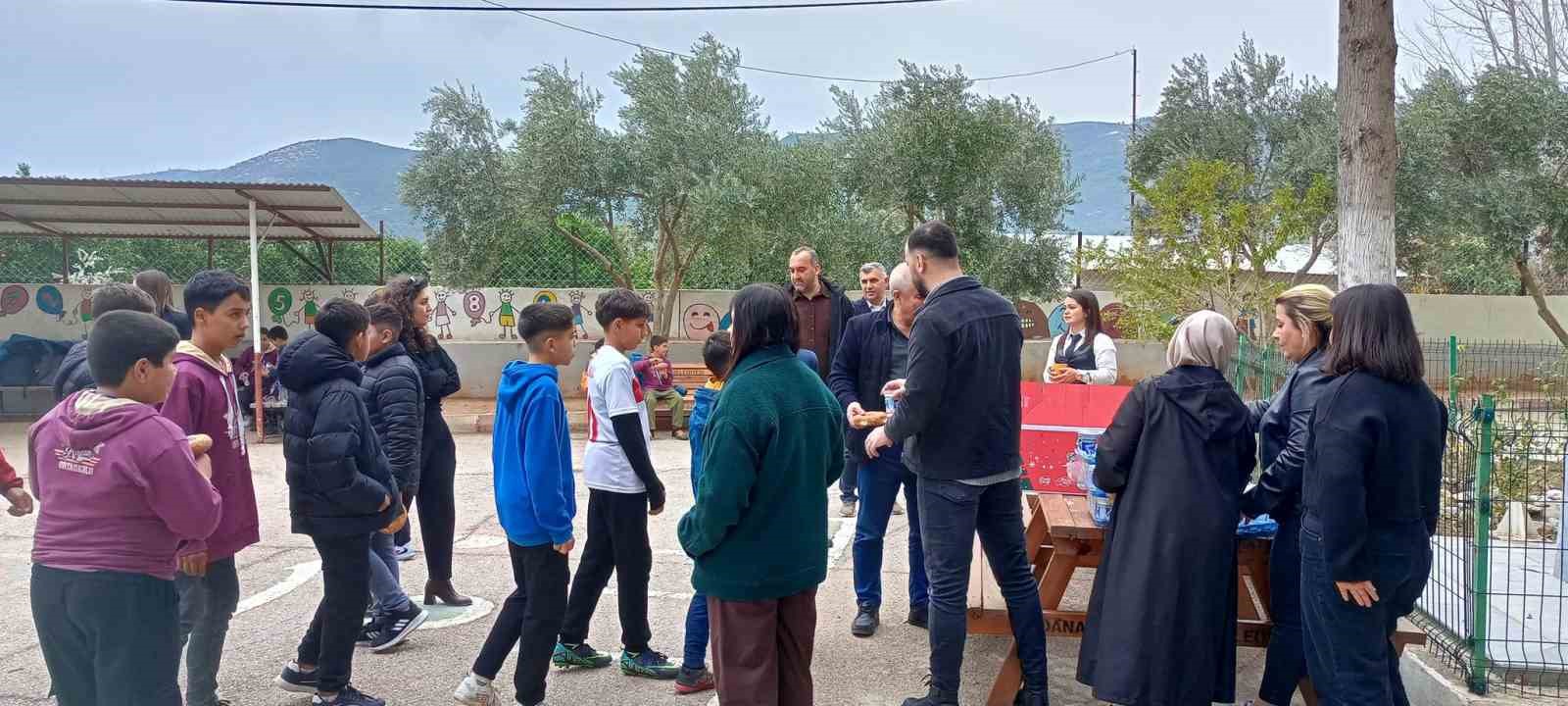 Kozan’da şehit aileleri ve gazilerden öğrencilere simit ikramı
