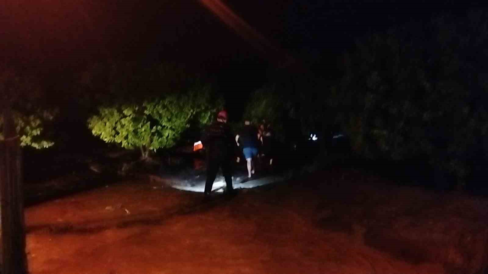 Kozan’da sel faciası: Araçtan atlayan 2 kişiden biri hayatını kaybetti
