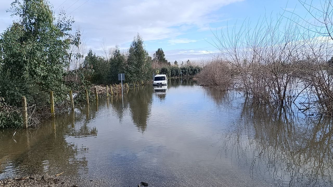 Kozan’da sel sularında mahsur kalan araçları ekipler kurtardı
