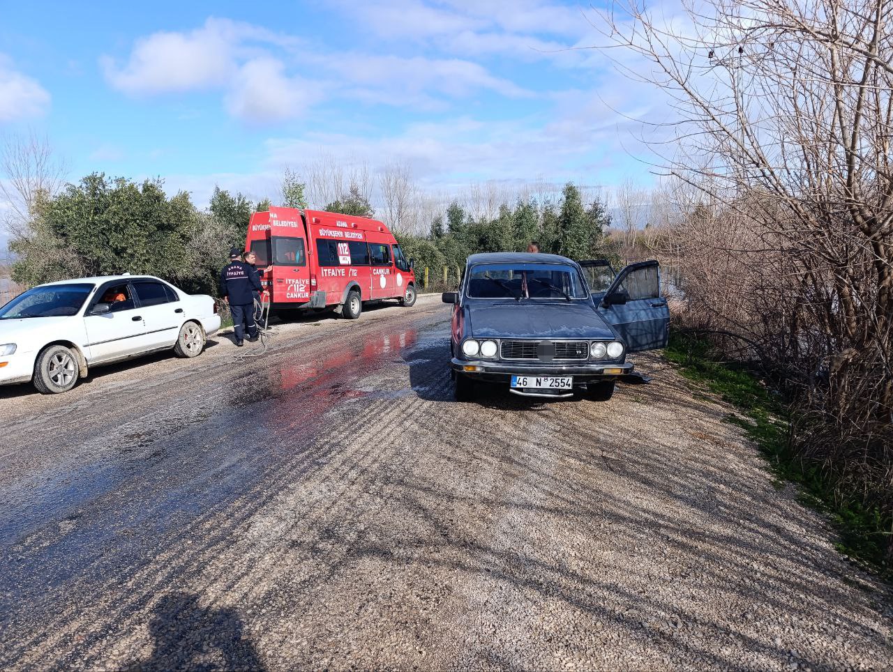 Kozan’da sel sularında mahsur kalan araçları ekipler kurtardı
